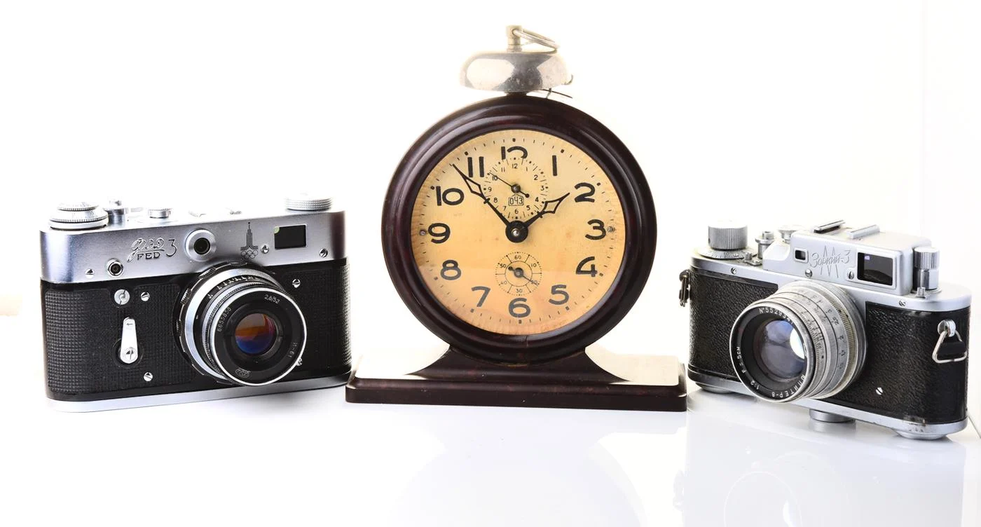 Vintage Yantar' Soviet mechanical alarm clock - dark brown, 3.5 inches dial diameter