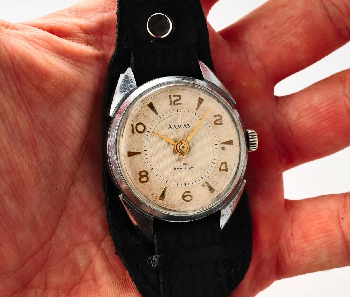Vintage Soviet Almaz mechanical wristwatch from the 4th quarter of 1960!