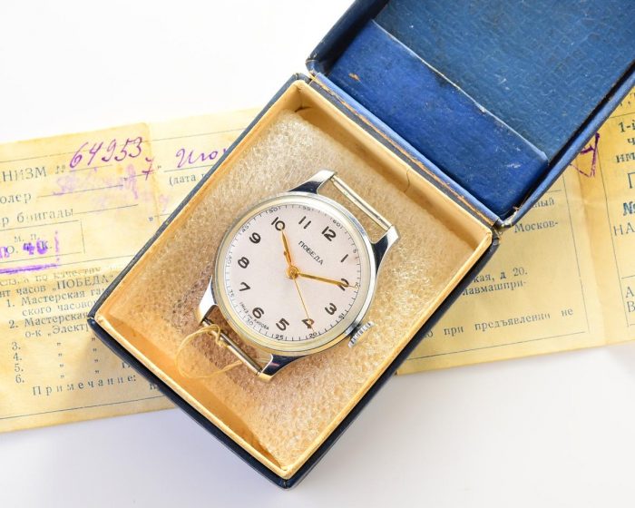 Beautiful vintage POBEDA watch with central seconds hand, from 1956