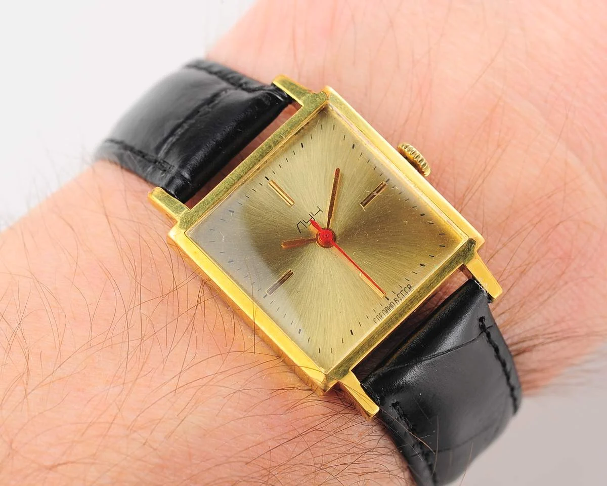watch Luch square AU20 8859-0050