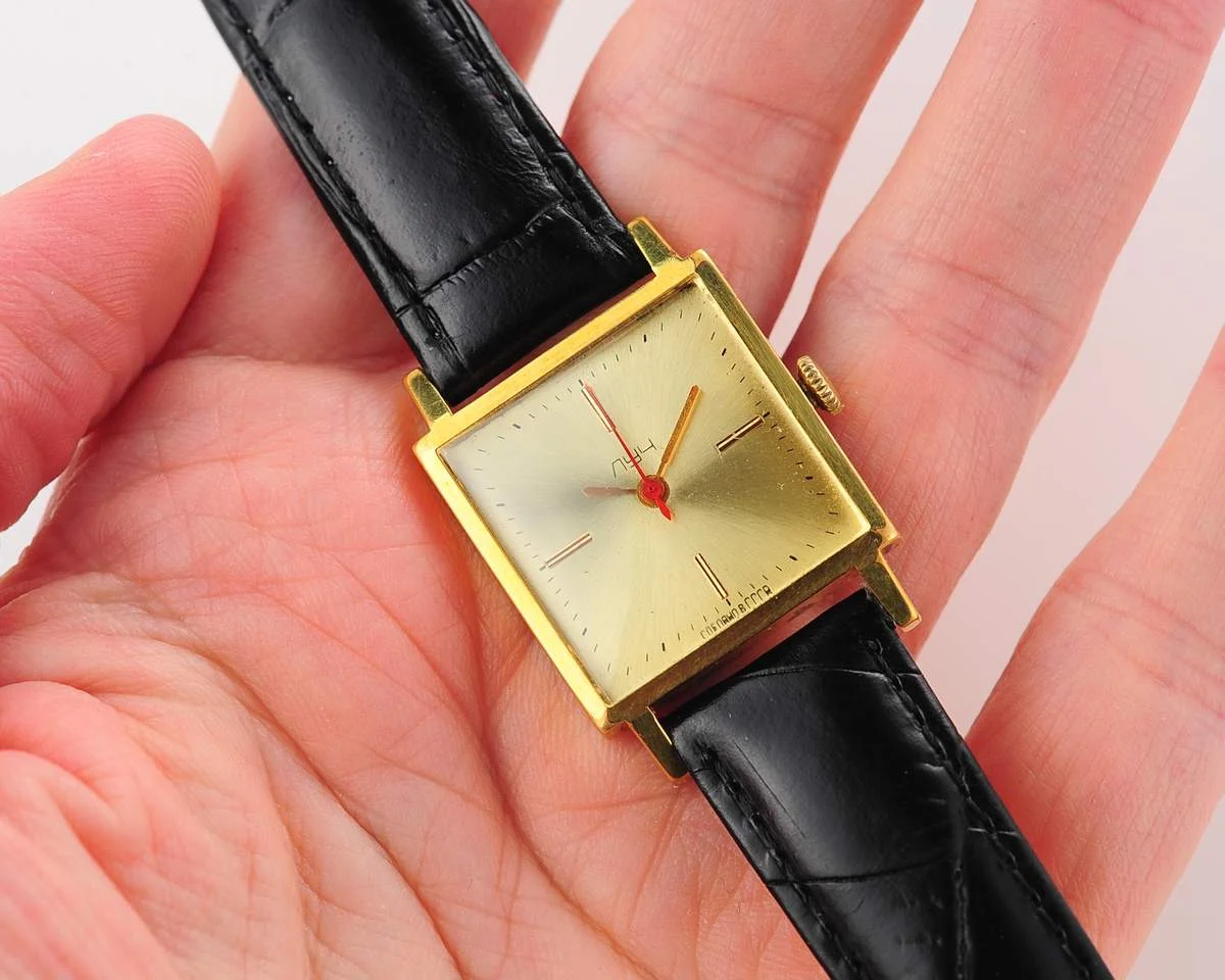 watch Luch square AU20 8859-0053