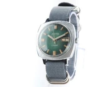 Rare: Vostok 2428 mechanical wrist watch with double calendar!