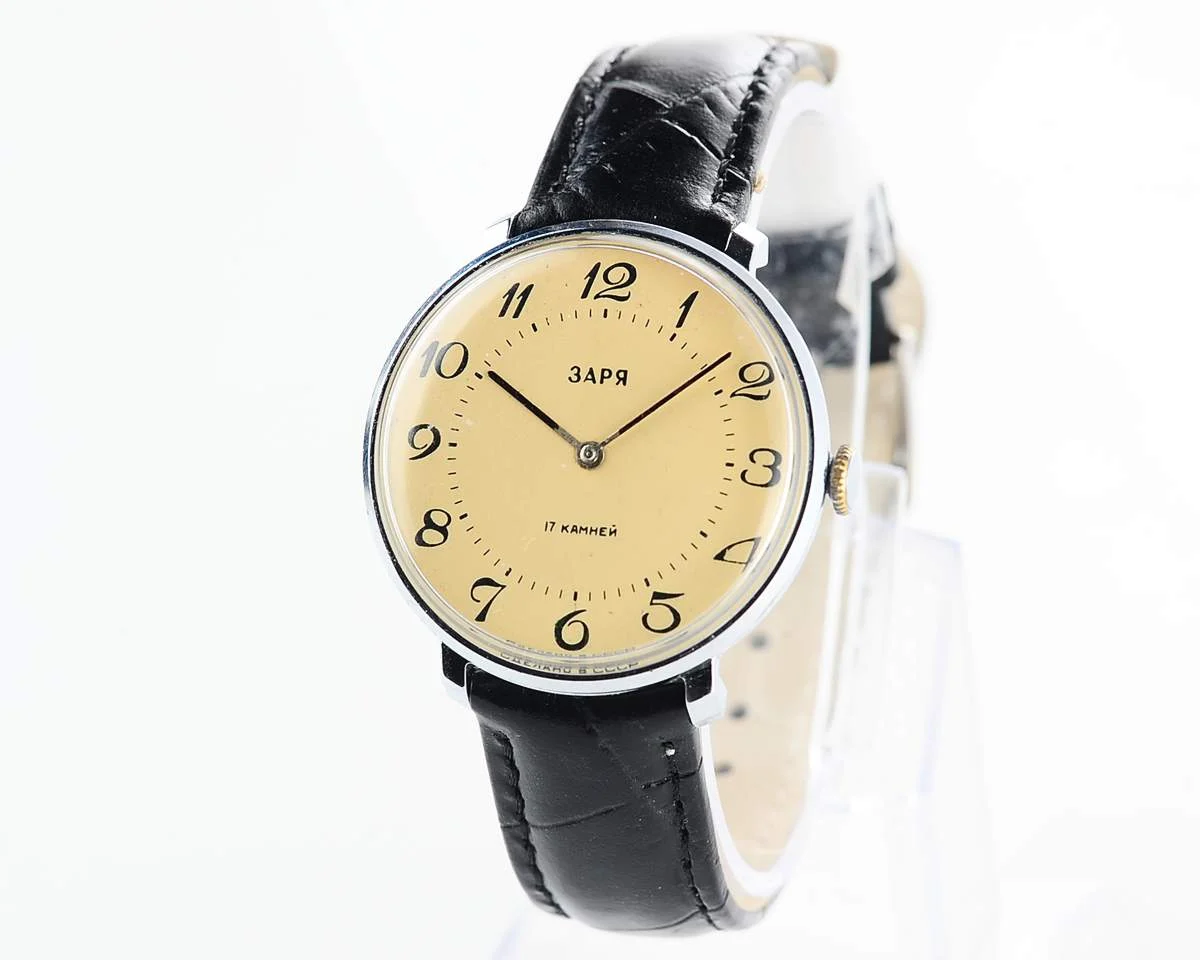 Vintage mechanical Zaria watch with cream dial