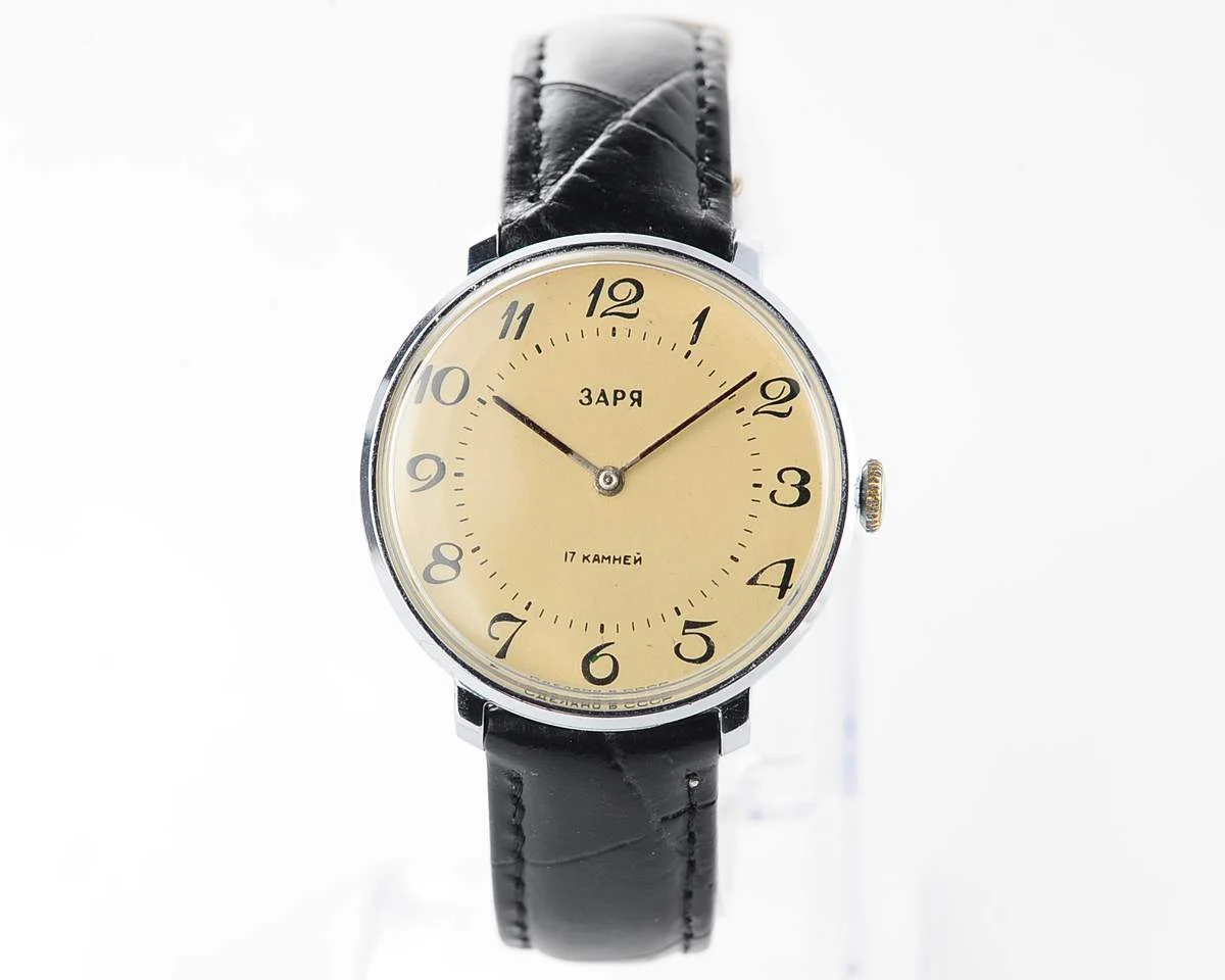 Vintage mechanical Zaria watch with cream dial