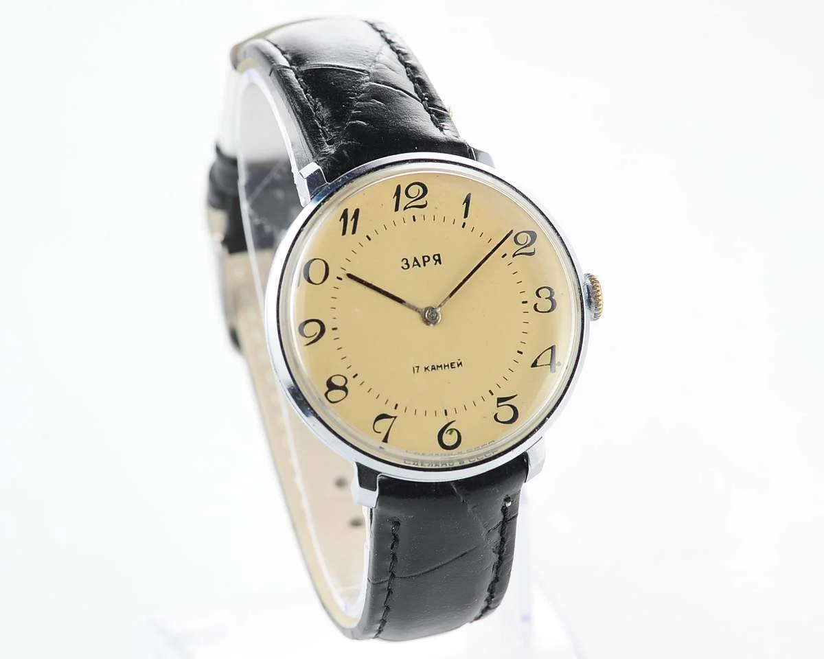 Vintage mechanical Zaria watch with cream dial
