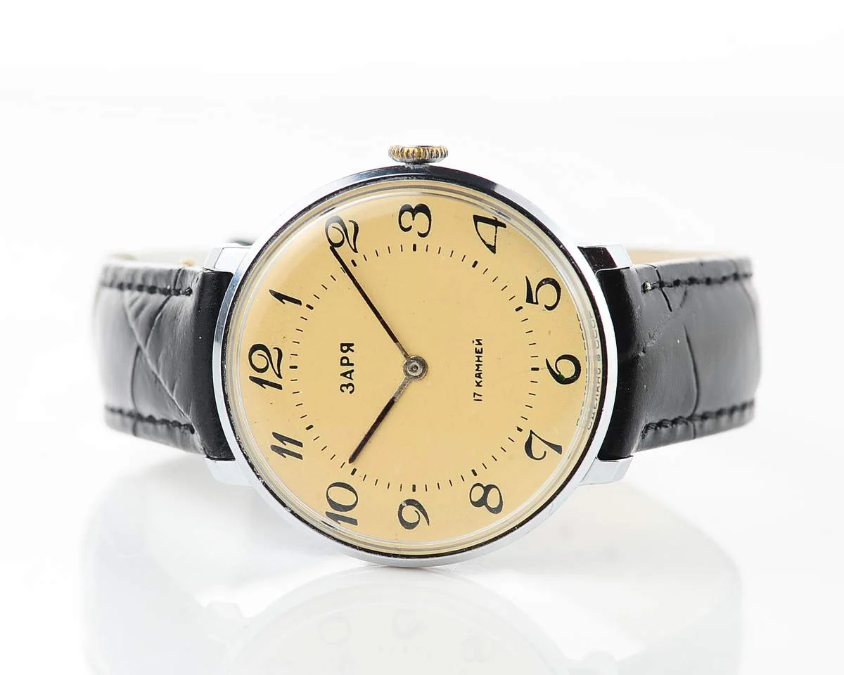 Vintage mechanical Zaria watch with cream dial