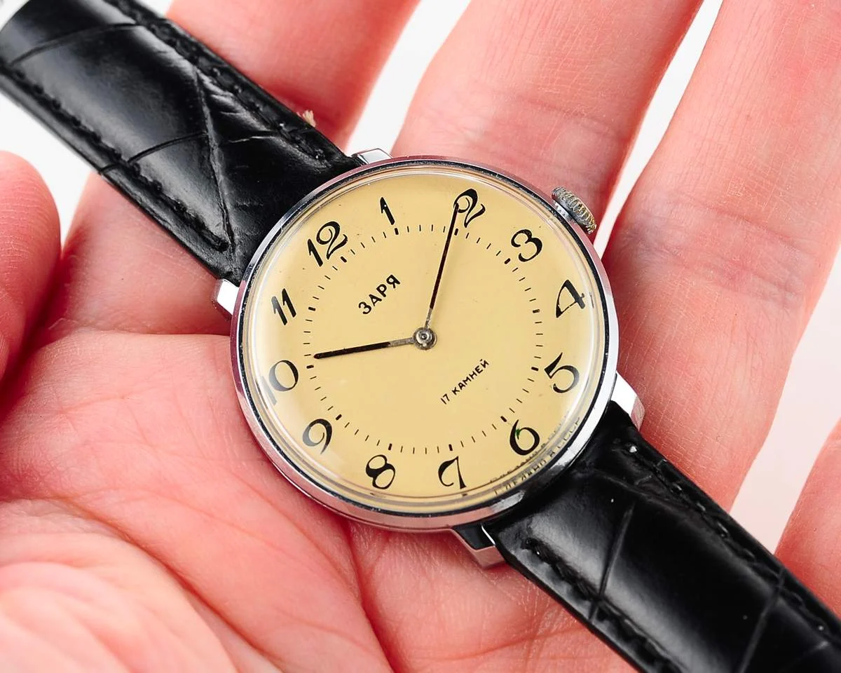 Vintage mechanical Zaria watch with cream dial