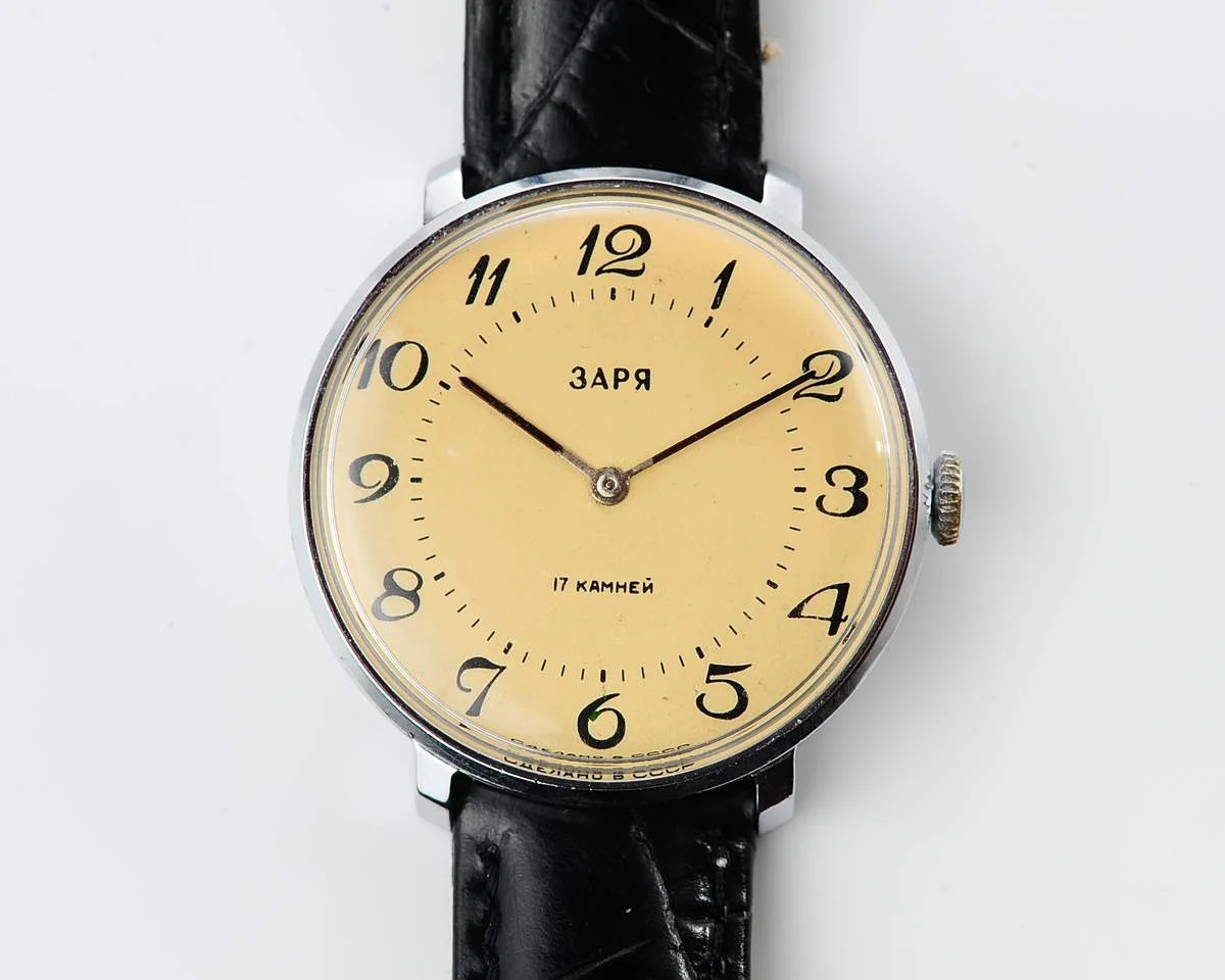 Vintage mechanical Zaria watch with cream dial