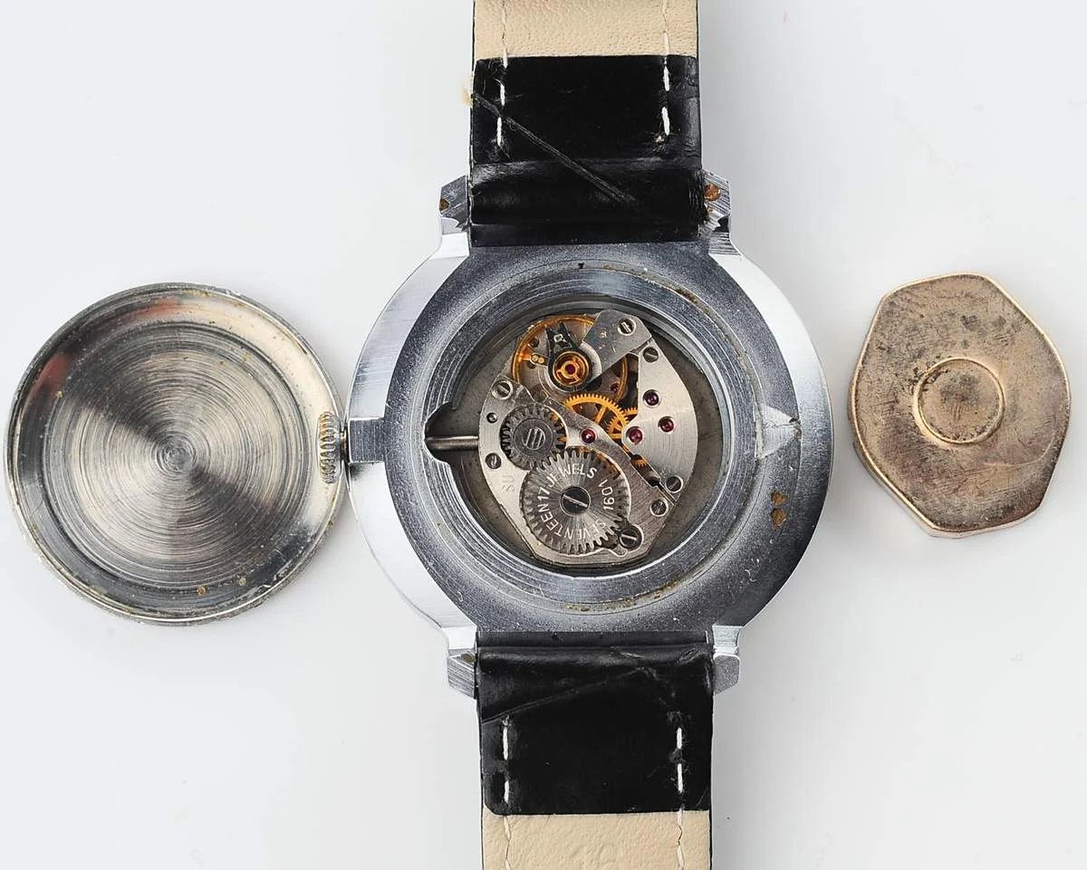 Vintage mechanical Zaria watch with cream dial