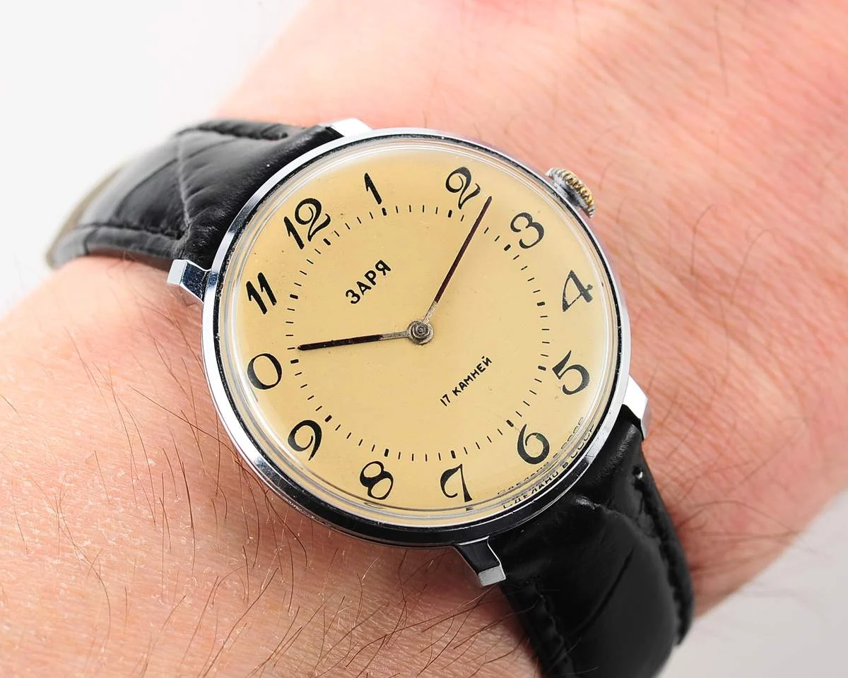 Vintage mechanical Zaria watch with cream dial