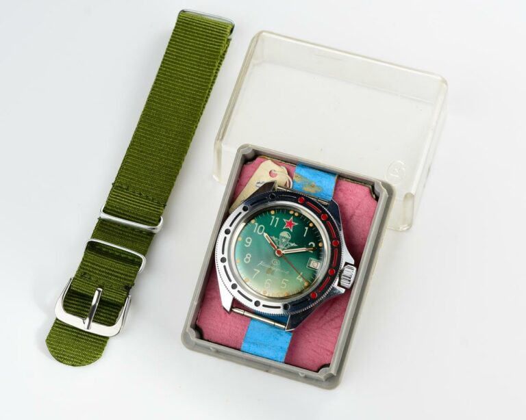Excellent soviet Vostok Komandirskie Paratroopers – mechanical watch for landing troops!