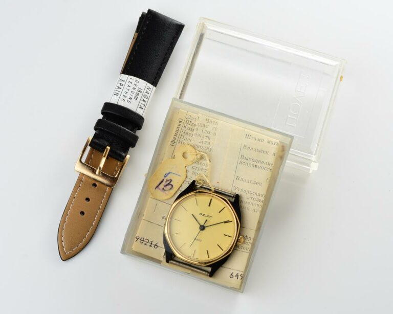 TIME CAPSULE: Soviet POLJOT wristwatch with quartz movement – New Old Stock(NOS)!