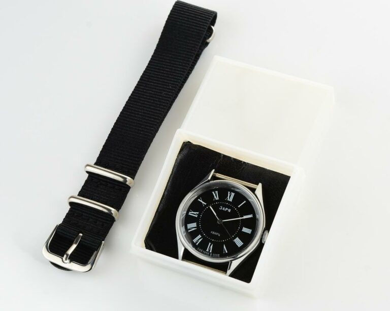 ZARIA soviet mechanical watch with quartz movement – New Old Stock(NOS)!