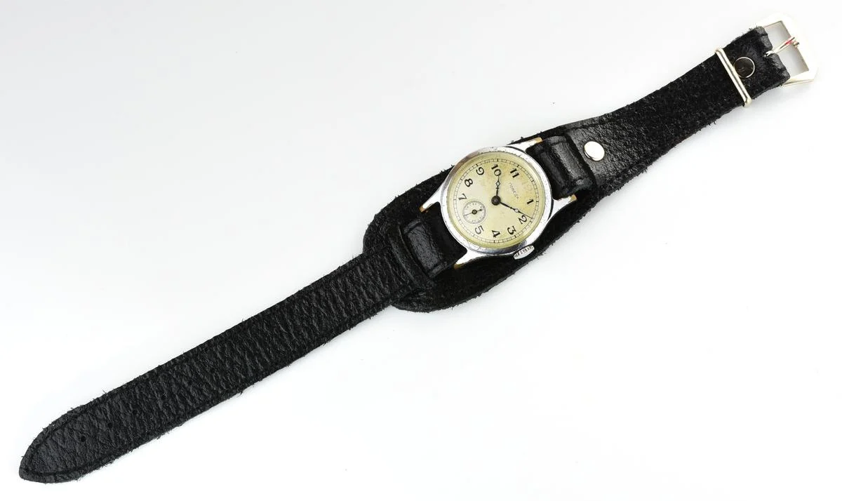 Vintage mechanical Pobeda wrist watch "red 12" - 4th quarter 1949