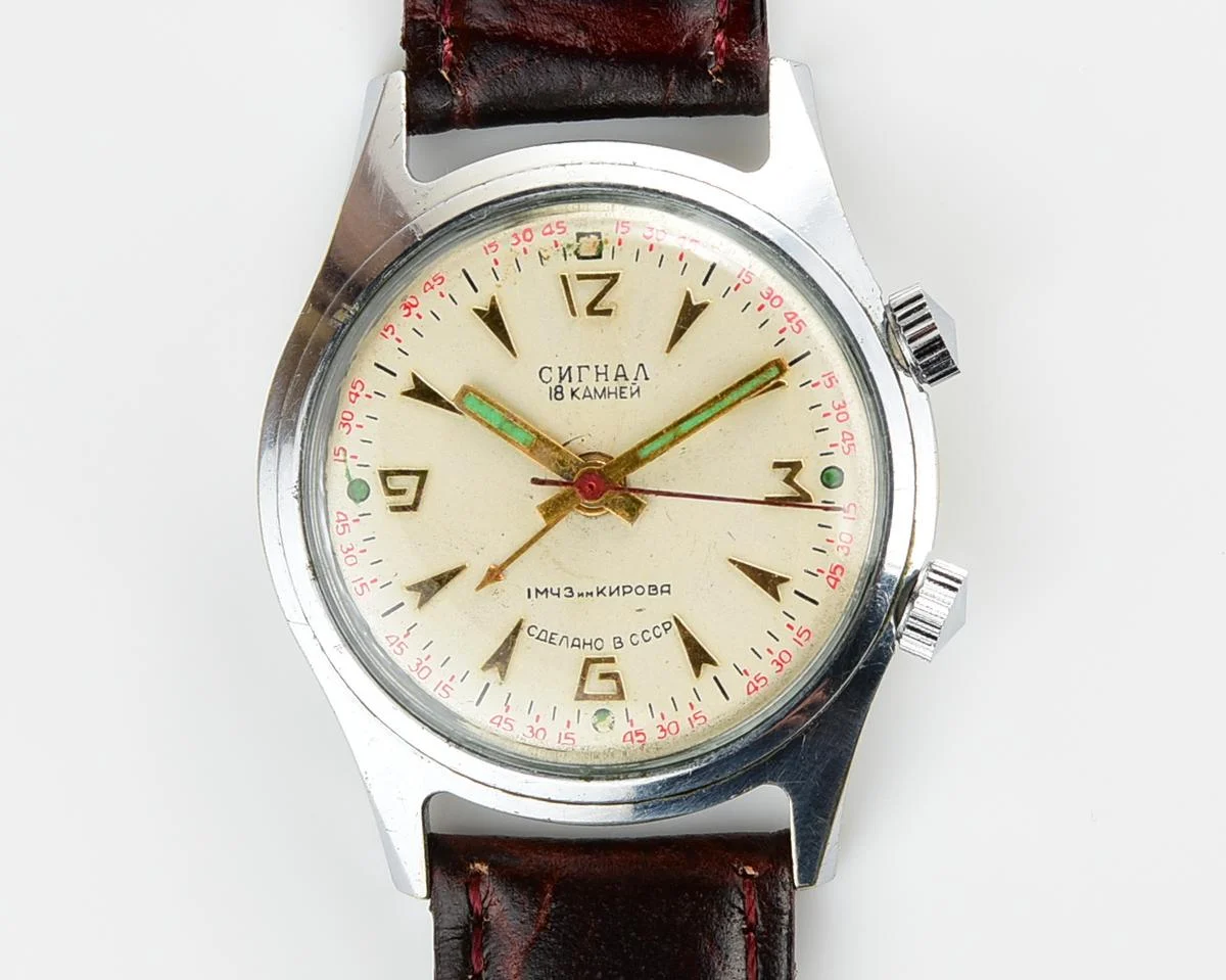 Signal vintage mechanical watch with alarm function