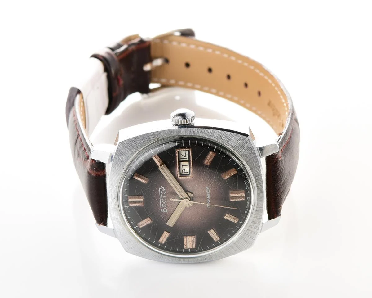 Rare: Vostok 2428 mechanical large vintage wrist watch with double calendar!
