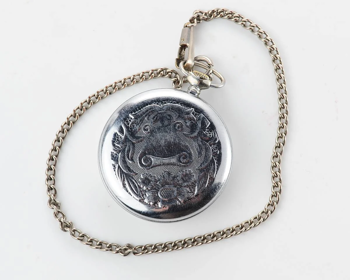 Rare: smaller diameter Soviet Molnija open face vintage pocket watch!