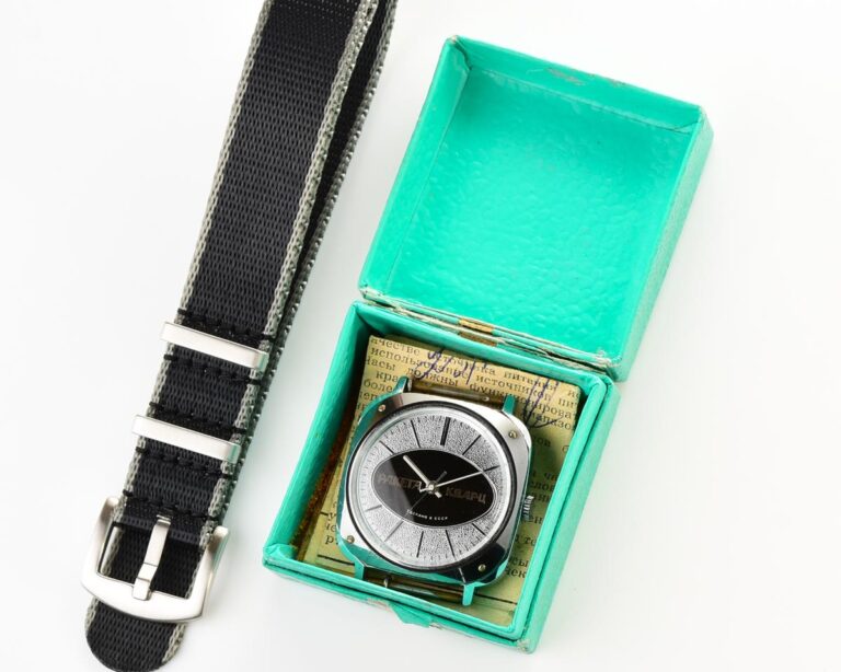 Vintage soviet RAKETA automatic quartz watch - with it's box and passport!
