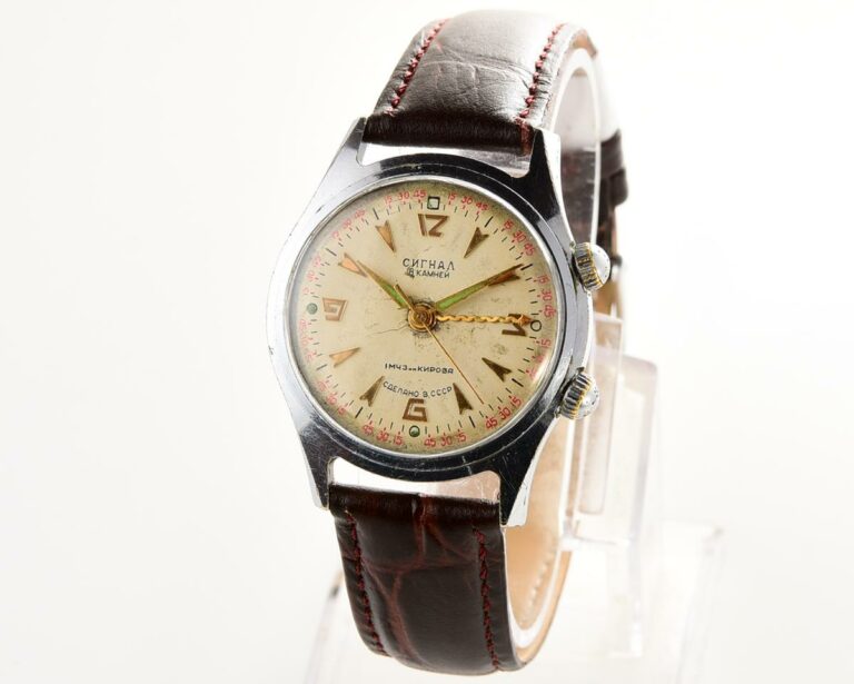 Signal vintage mechanical watch with alarm function