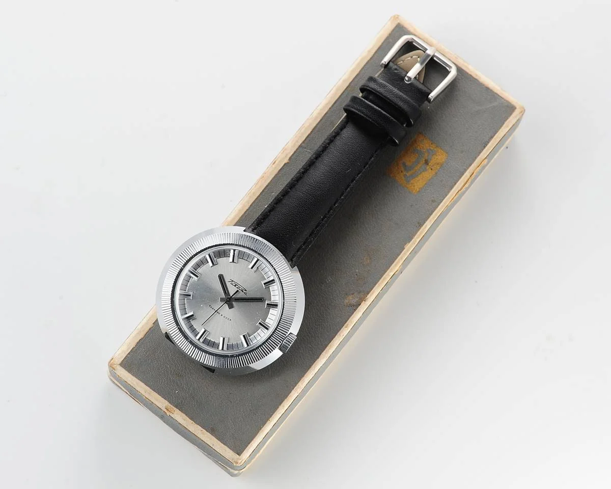 Excellent condition large vintage Soviet Raketa mechanical watch + box!