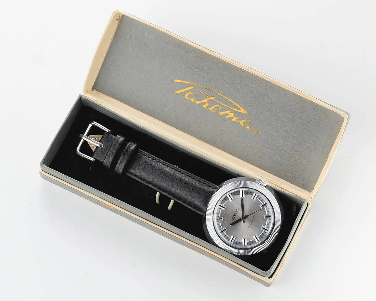 Excellent condition large vintage Soviet Raketa mechanical watch + box!