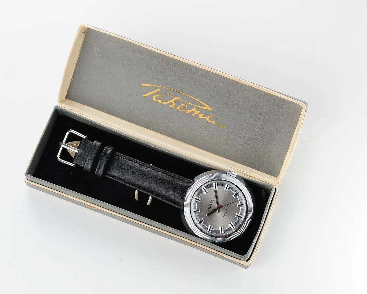 Excellent condition large vintage Soviet Raketa mechanical watch + box!