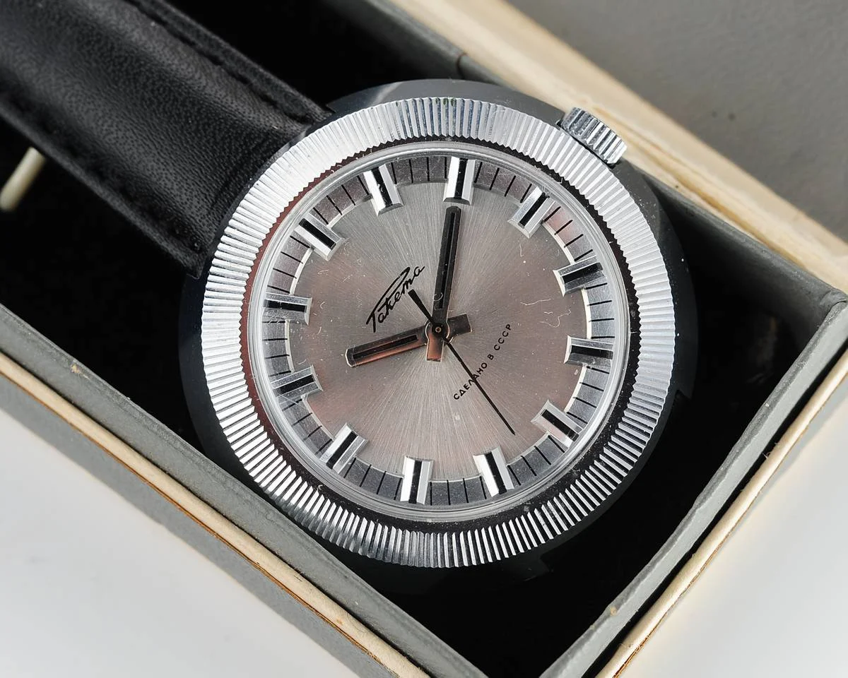 Excellent condition large vintage Soviet Raketa mechanical watch + box!
