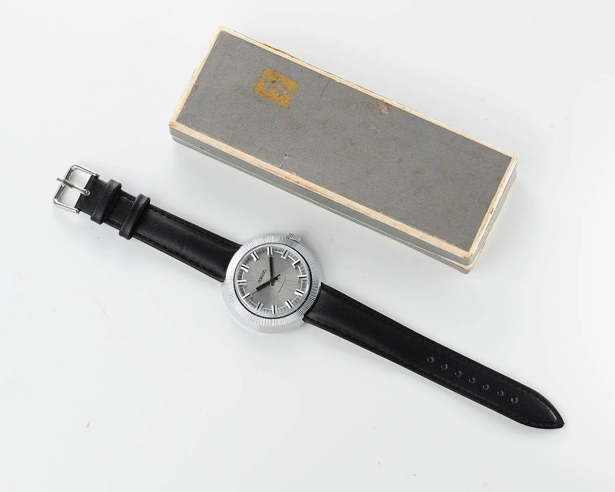 Excellent condition large vintage Soviet Raketa mechanical watch + box!