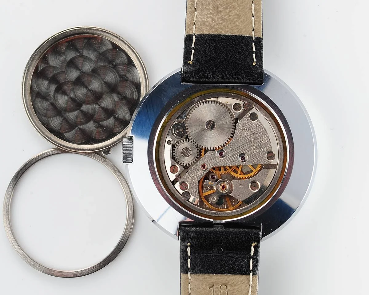 Excellent condition large vintage Soviet Raketa mechanical watch + box!