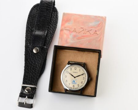 Excellent condition CHAIKA wrist watch with box and old style strap!