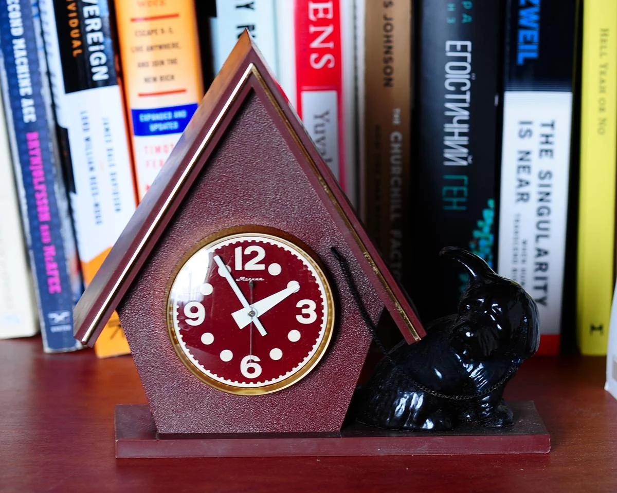 watch Molnija desk clock house with dog 9 days 9893-0060