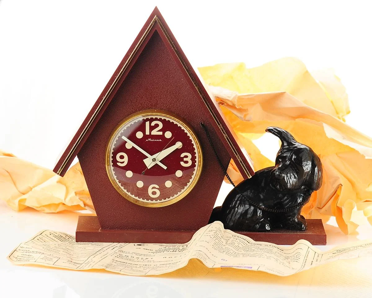 watch Molnija desk clock house with dog 9 days 9893-0077
