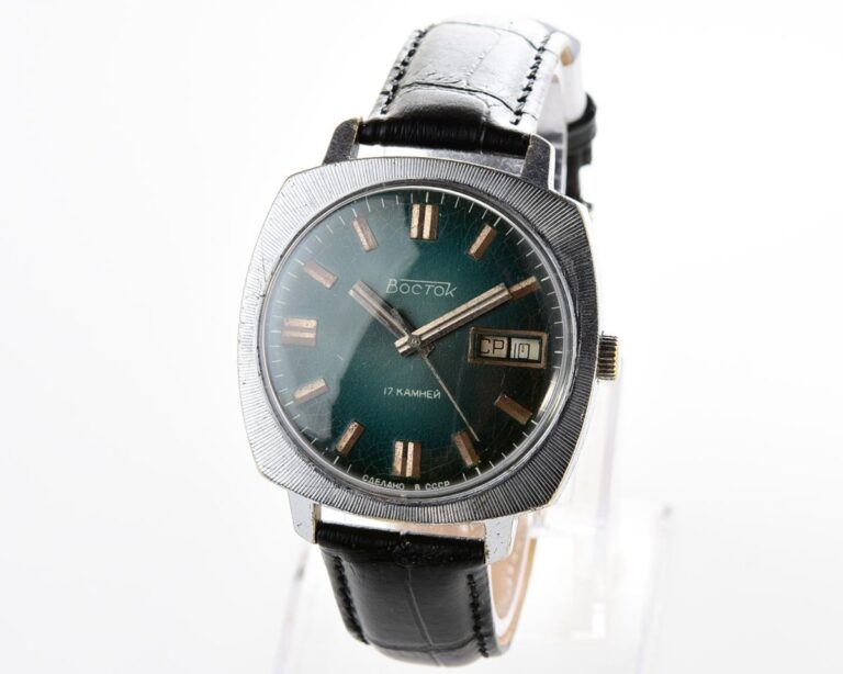 RARE: Vostok 2428 mechanical large vintage wrist watch with double calendar!