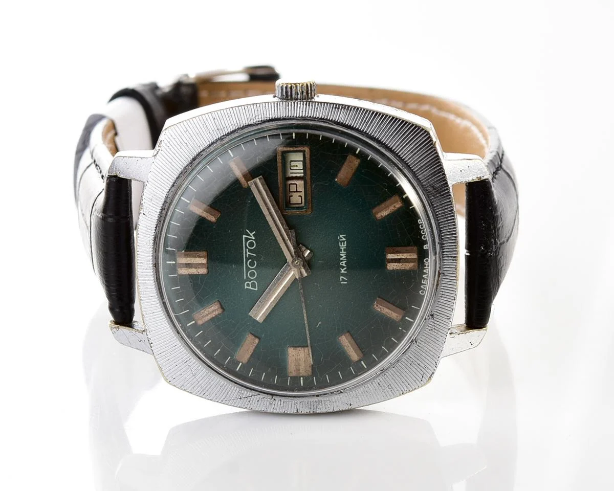 Rare: Vostok 2428 mechanical large vintage wrist watch with double calendar!