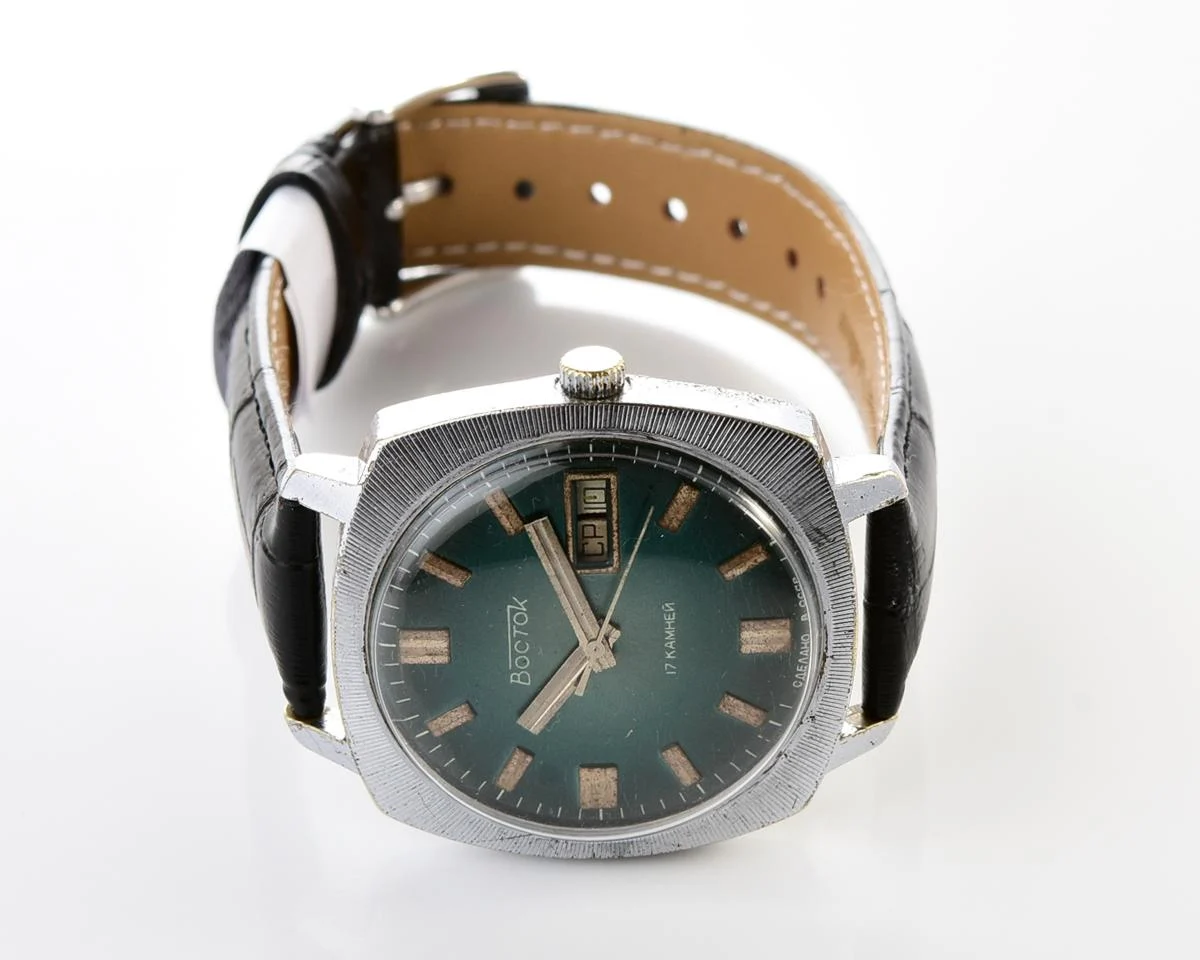 Rare: Vostok 2428 mechanical large vintage wrist watch with double calendar!