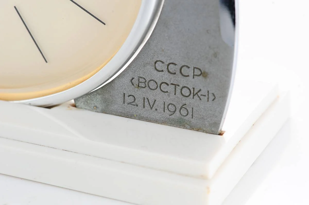 watch Molnija Vostok-1 table clock 10372-0012