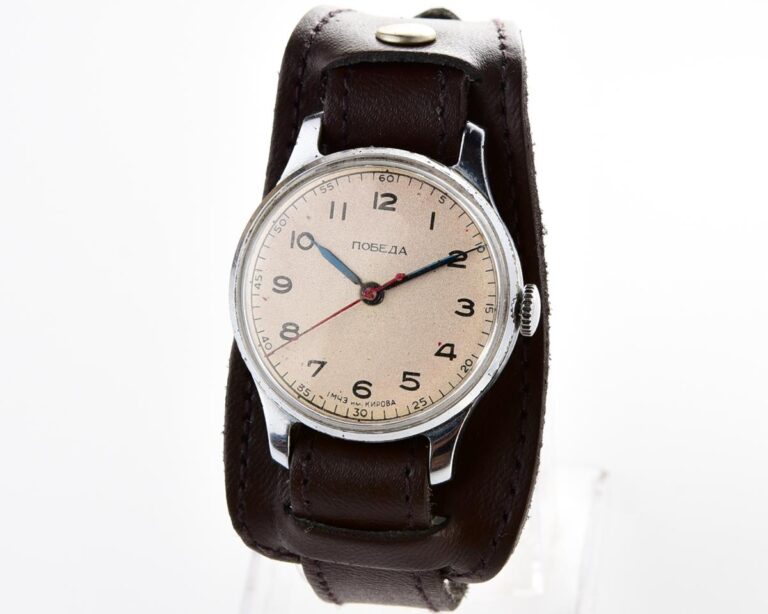 Vintage POBEDA watch with central seconds hand, 4th quarter of 1954