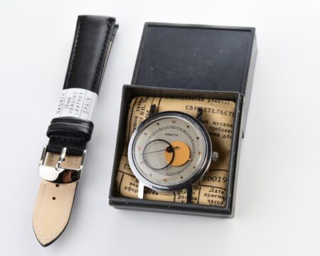Excellent RAKETA Copernicus soviet mechanical watch with box and passport!