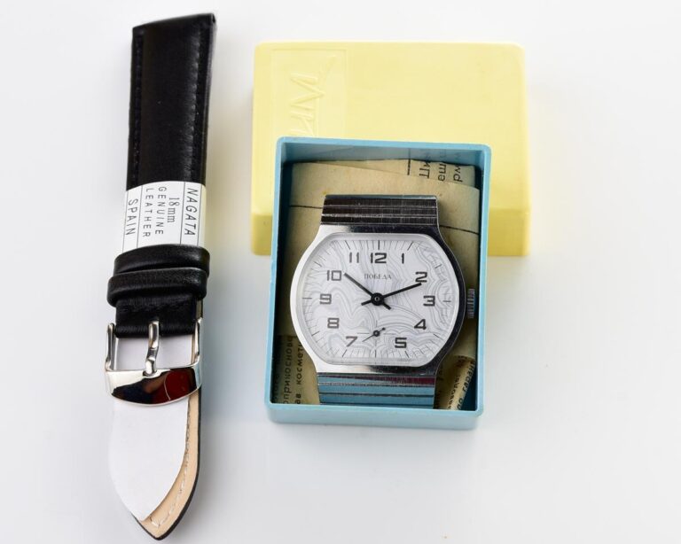 TIME CAPSULE: Soviet mechanical POBEDA watch in box – New Old Stock(NOS)!