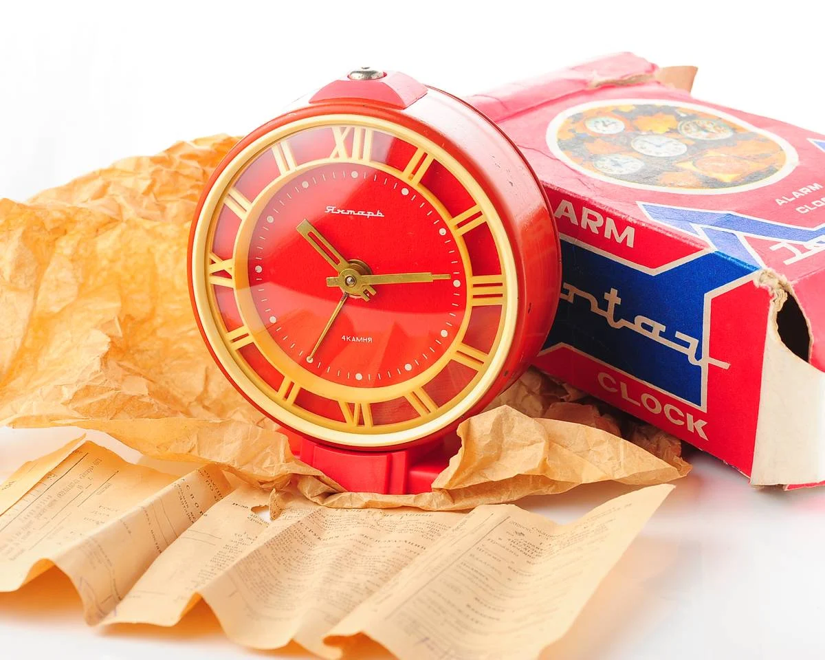 Yantar' vintage Soviet mechanical alarm clock - red, 4.3 inches diameter