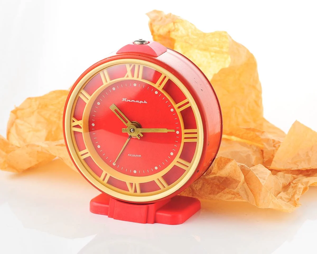 Yantar' vintage Soviet mechanical alarm clock - red, 4.3 inches diameter