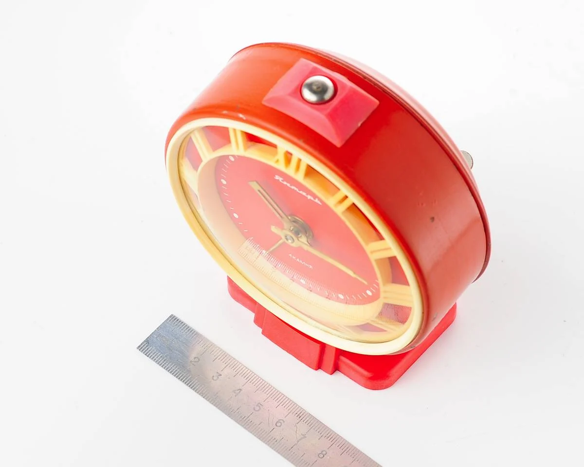 Yantar' vintage Soviet mechanical alarm clock - red, 4.3 inches diameter
