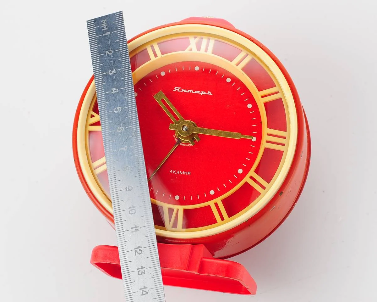Yantar' vintage Soviet mechanical alarm clock - red, 4.3 inches diameter