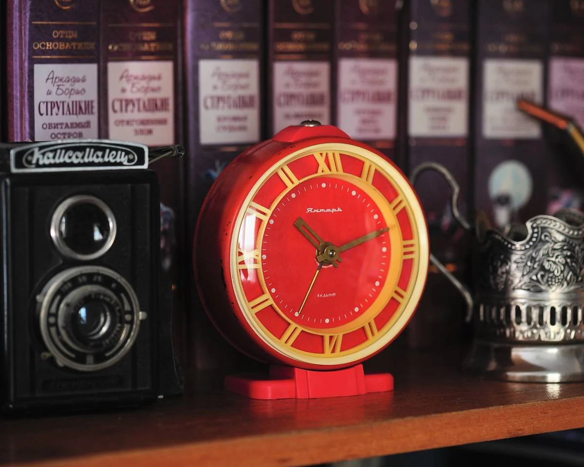 Yantar' vintage Soviet mechanical alarm clock - red, 4.3 inches diameter