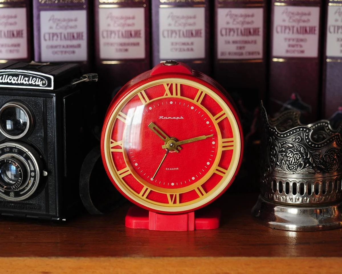 Yantar' vintage Soviet mechanical alarm clock - red, 4.3 inches diameter