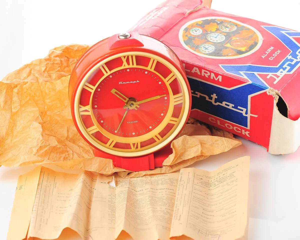 Yantar' vintage Soviet mechanical alarm clock - red, 4.3 inches diameter