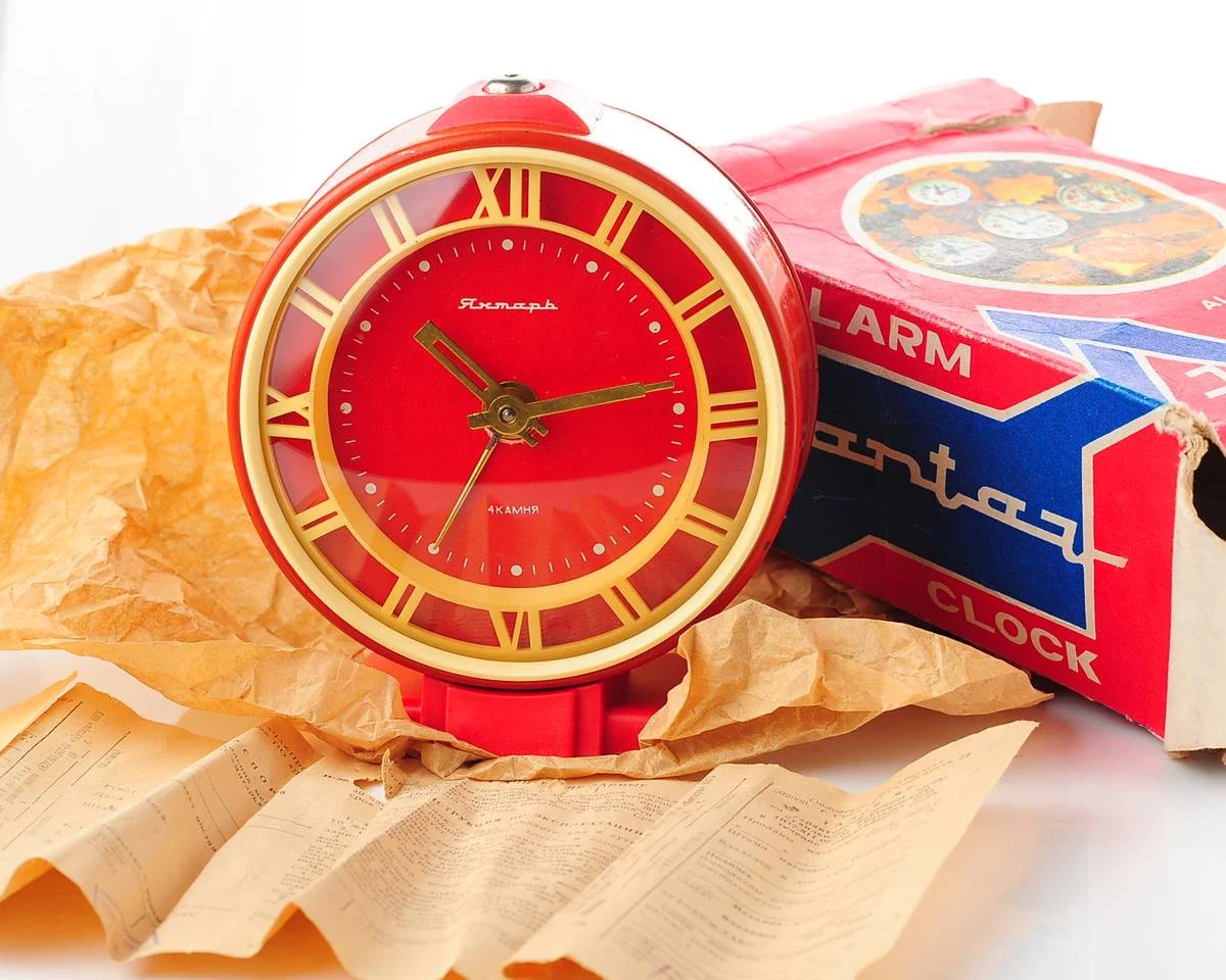 Yantar' vintage Soviet mechanical alarm clock - red, 4.3 inches diameter