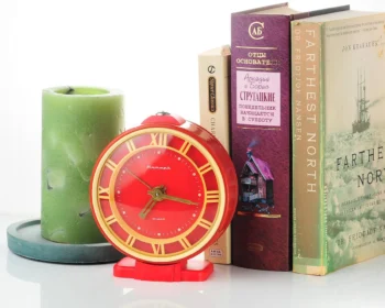 Yantar' vintage Soviet mechanical alarm clock - red, 4.3 inches diameter