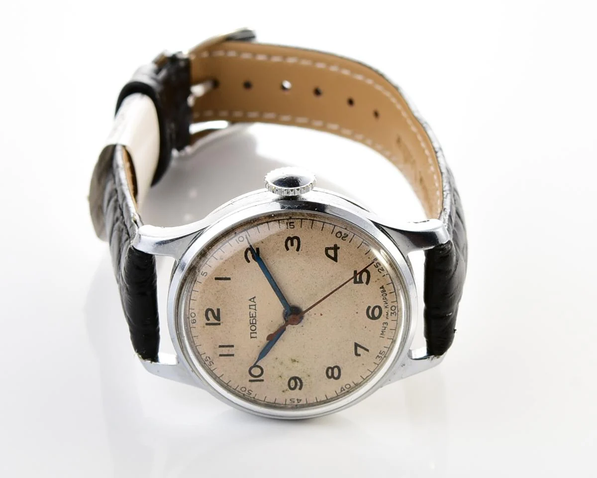 Vintage Pobeda watch with central seconds hand and diamond shaped crown, from 1954!