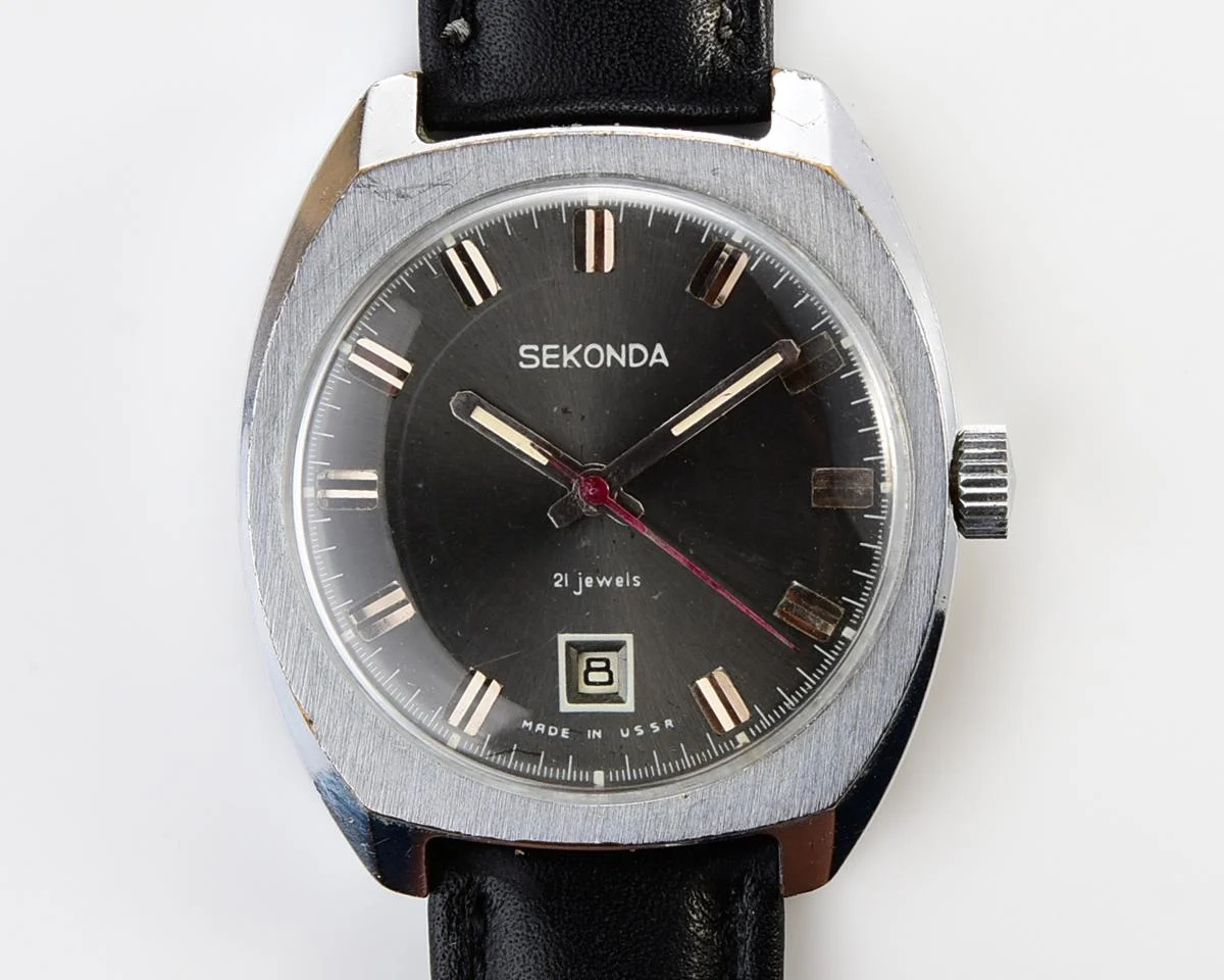Soviet vintage Sekonda mechanical watch with date on 6 o'clock